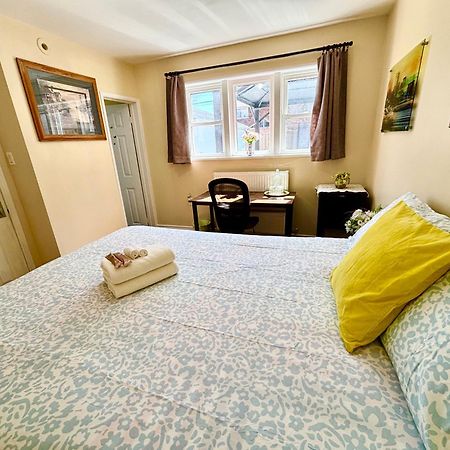 Bright&Modern Space Perfect For Couple And Family Step To Public Transit In تورونتو المظهر الخارجي الصورة