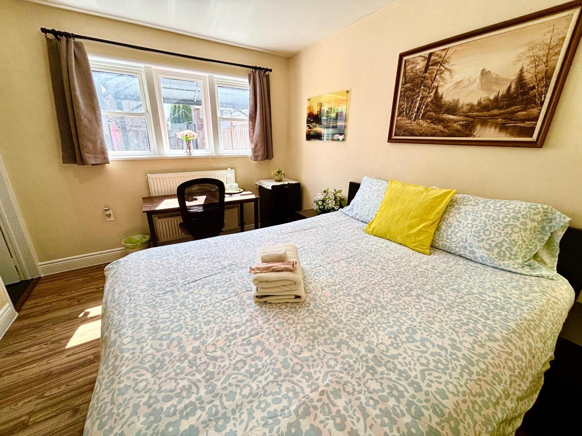 Bright&Modern Space Perfect For Couple And Family Step To Public Transit In تورونتو المظهر الخارجي الصورة